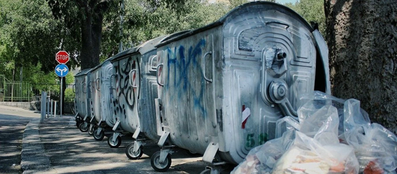 Ρωσία: Άντρας σφήνωσε σε κάδο απορριμμάτων - Eίχε μπει για να βρει το διαβατήριο του (βίντεο)